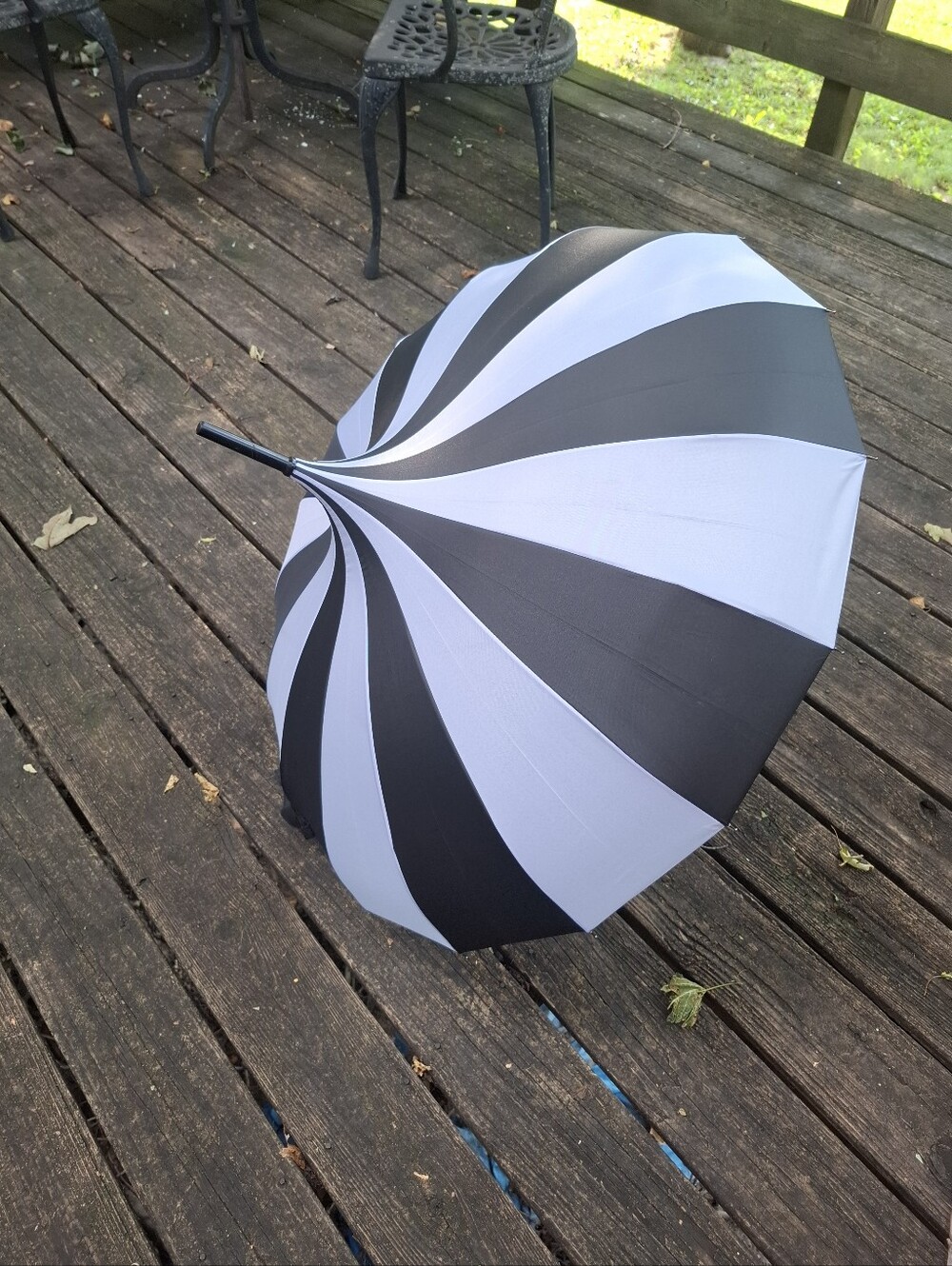 Classic Black and White Spiral Women's Umbrella - Elegant Rain Accessory - Picture 6 of 7